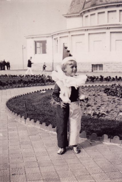 Oma had haar best gedaan op het papieren kostuum maar ze had er geen rekening mee gehouden dat het die dag wel eens zou kunnen gaan regenen.